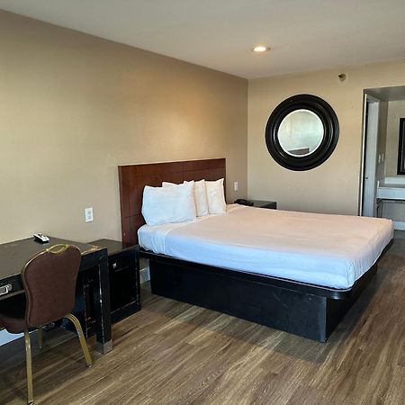 Отель The Dixie Orange County Стантон Экстерьер фото