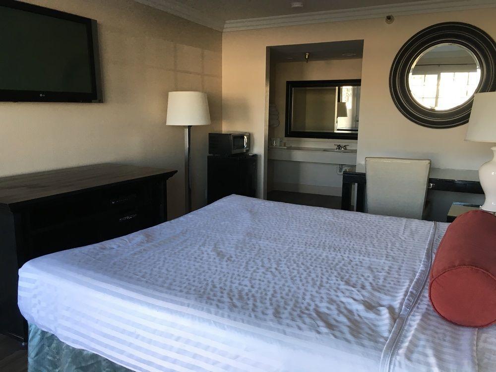 Отель The Dixie Orange County Стантон Экстерьер фото